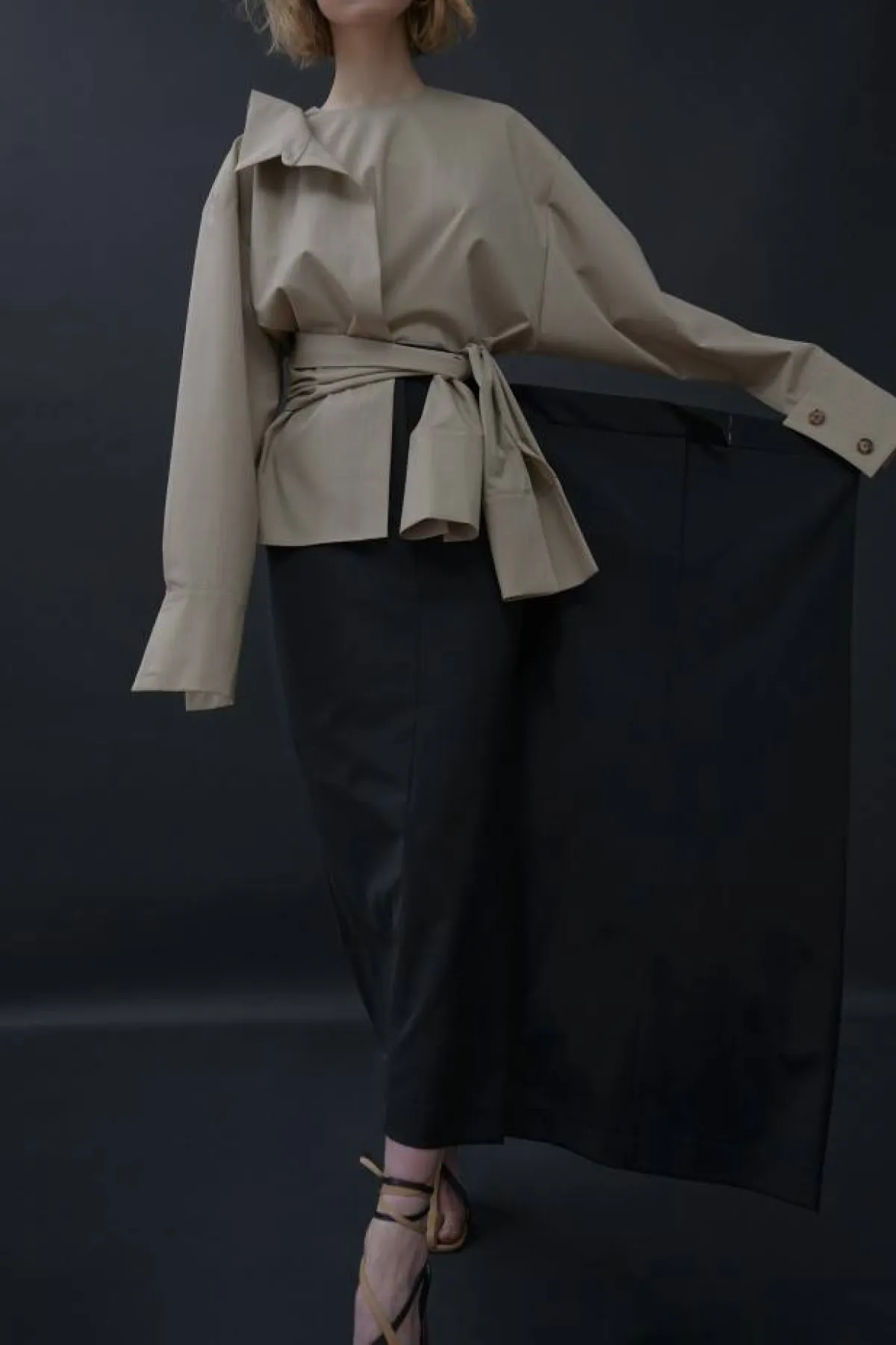 قميص أوفر سايز بحزام على الخصر مع تنورة ماكسي سوداء ضيقة