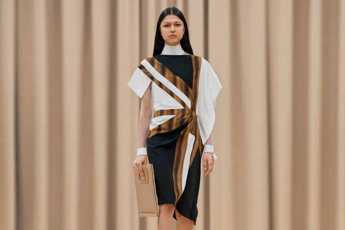 فستان ميدي بتوب واسع باللون الأبيض والبيج والبني مع تنورة سوداء ضيقة 