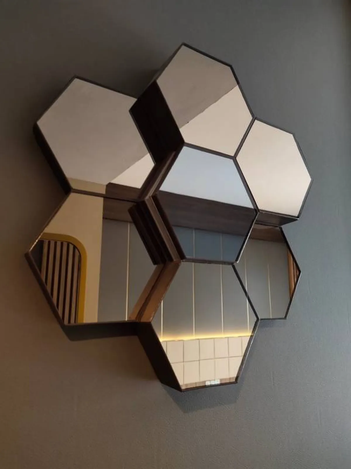 نموذج من المرايا المستخدمة في تزيين الجدران