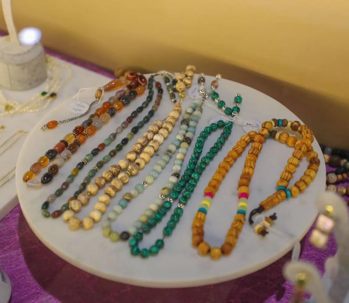 من معرض المجوهرات