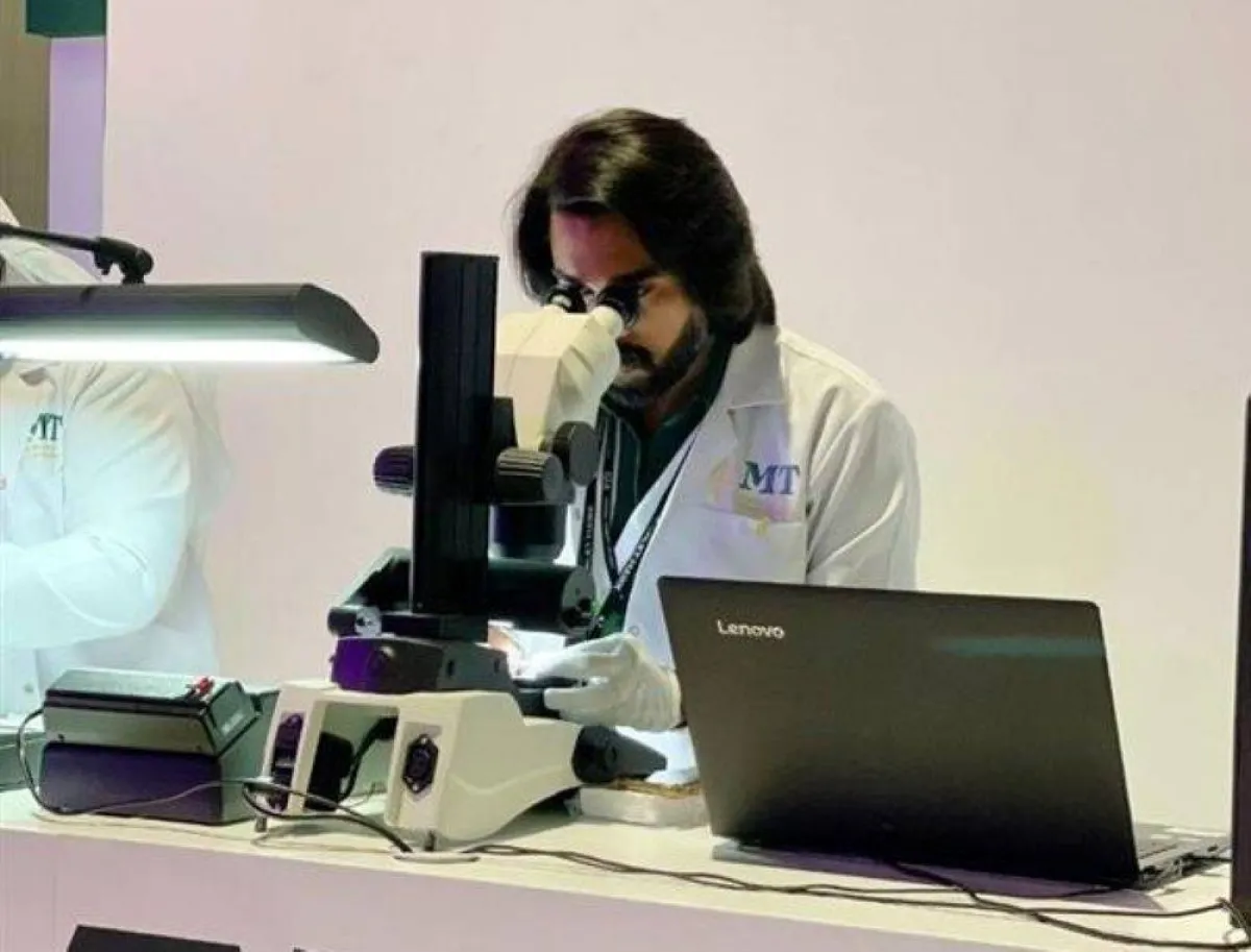 مختبر فحص المعادن في معرض المجوهرات