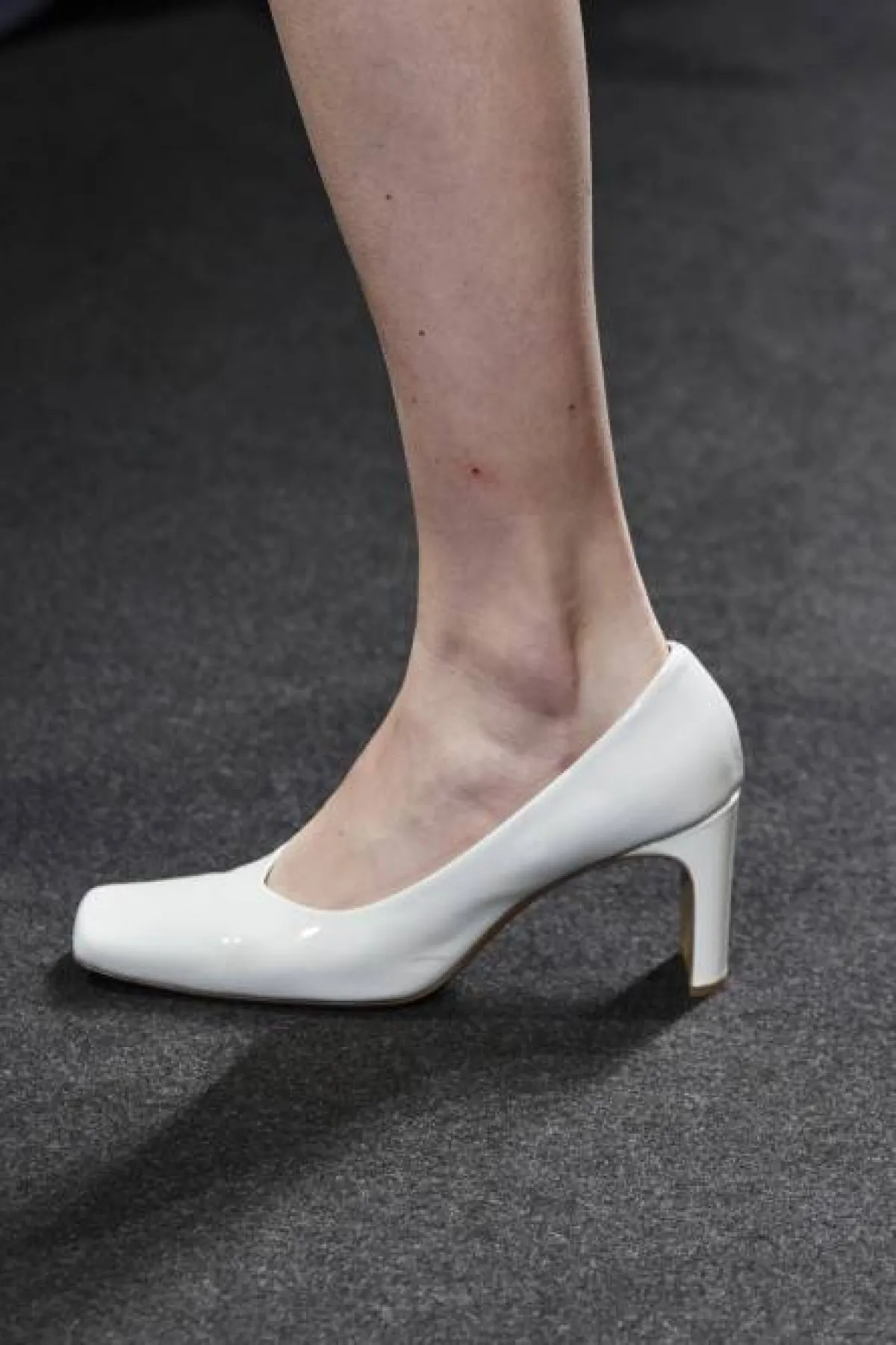 حذاء أبيض من الجلد اللامع بكعب متوسط الطول 