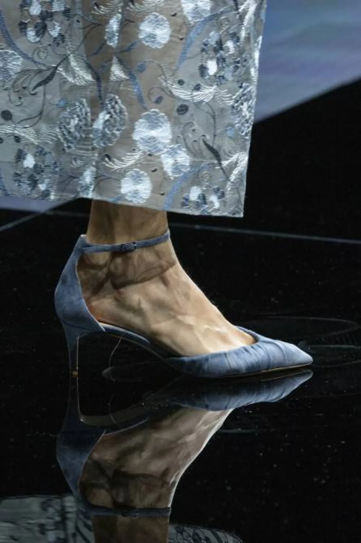 حذاء شامواه أزرق فاتح بتصميم الكشكش على المقدمة