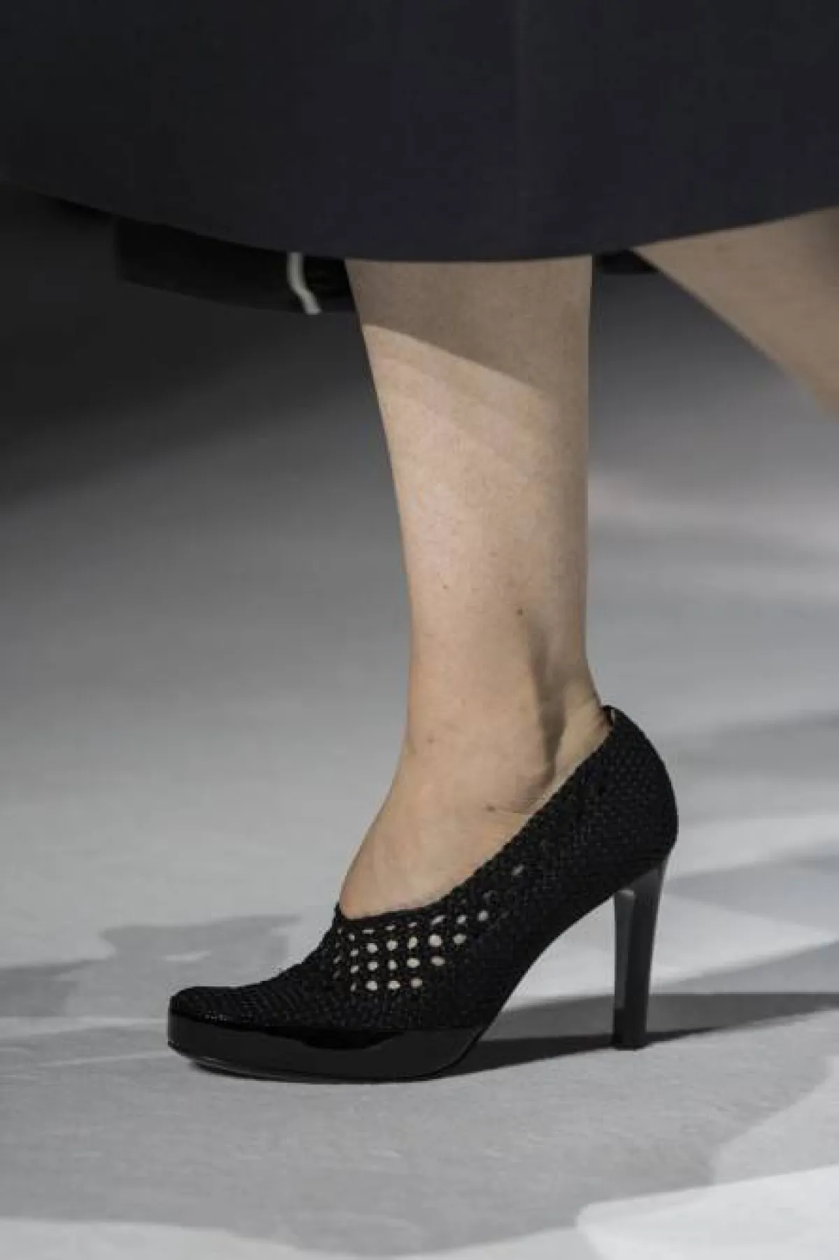 حذاء بتصميم شبكي باللون الأسود بكعب متوسط الطول