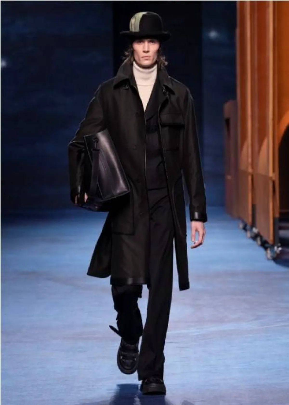 معطف جلد طويل من كريستيان ديور Christian Dior