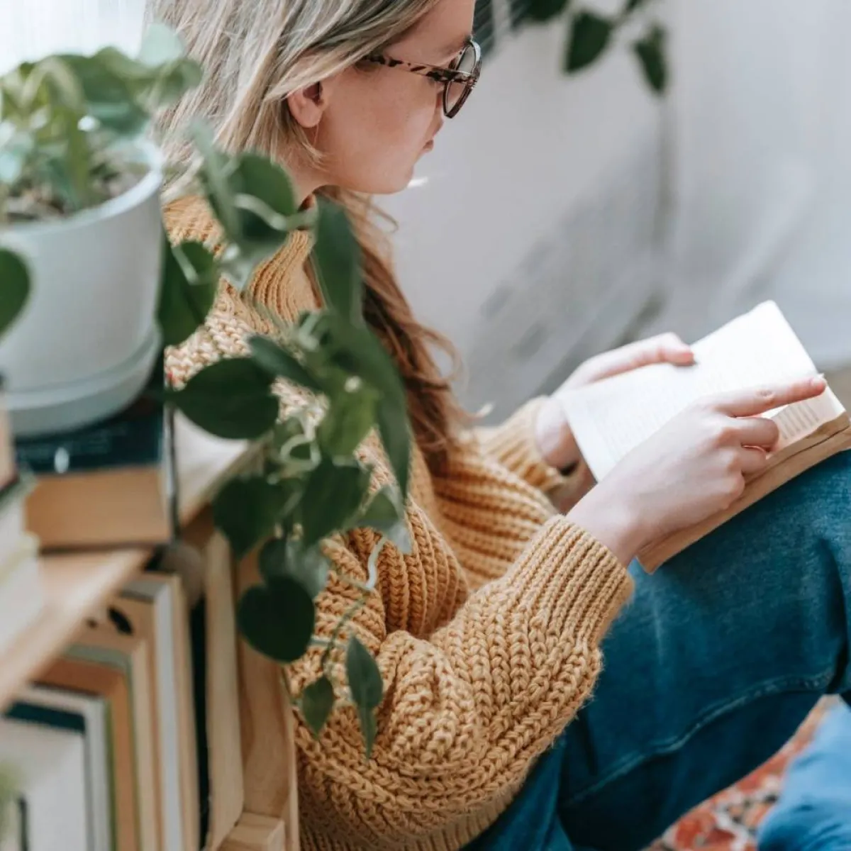 صورة لمراهقة تقرأ