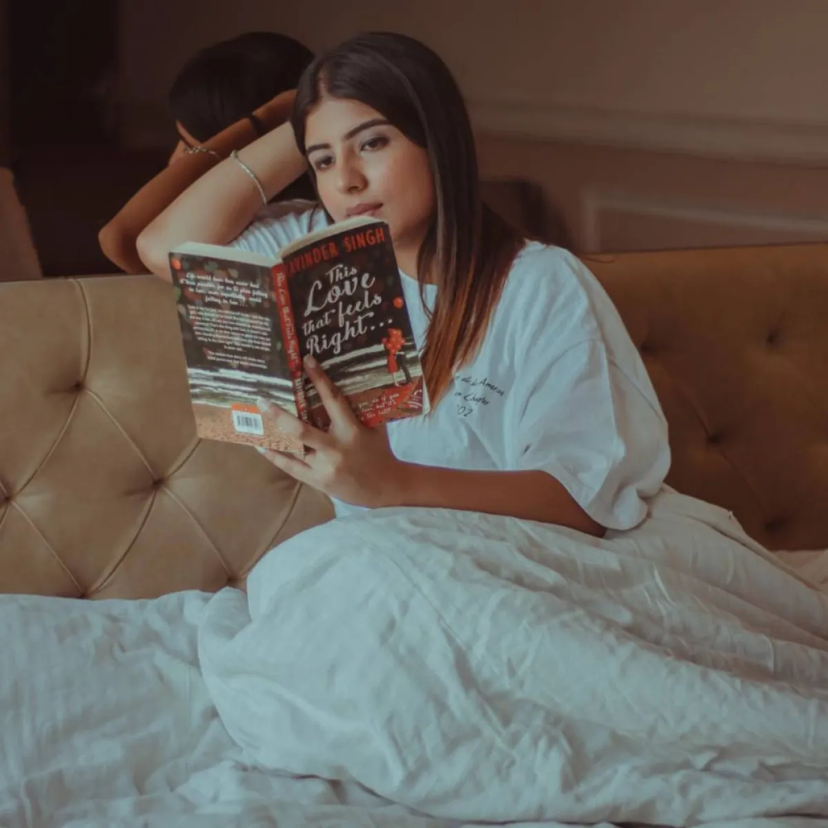 صورة لفتاة تقرأ