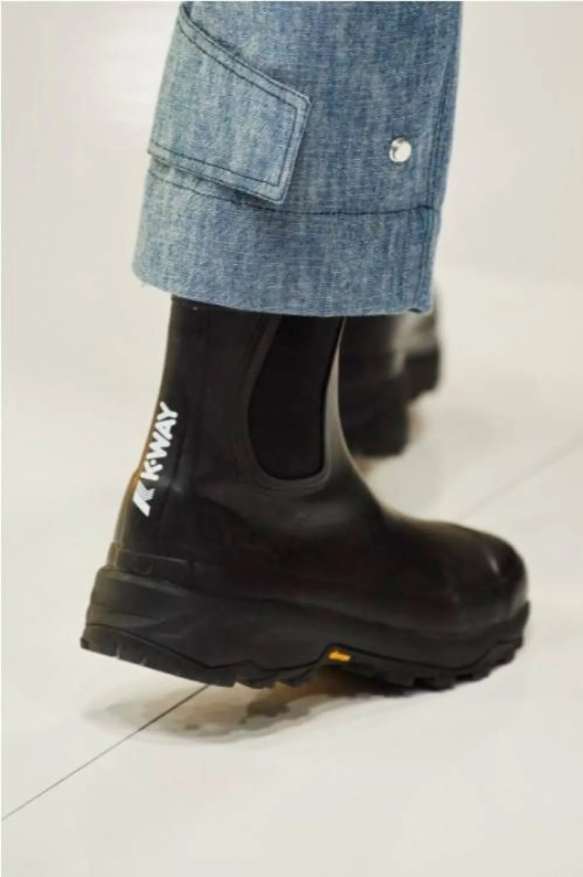 حذاء شتوي باللون الأسود من كاي واي  K Way