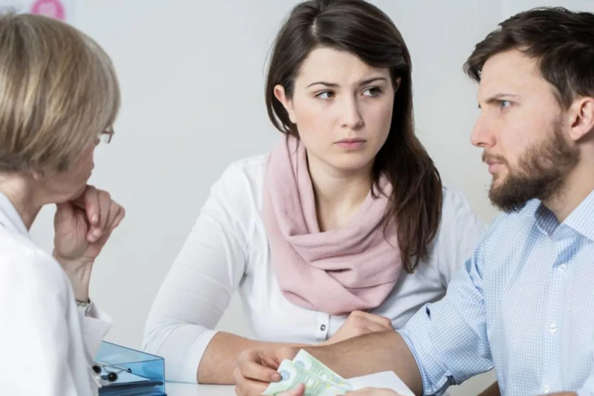 صورة زوجين عند الطبيبة