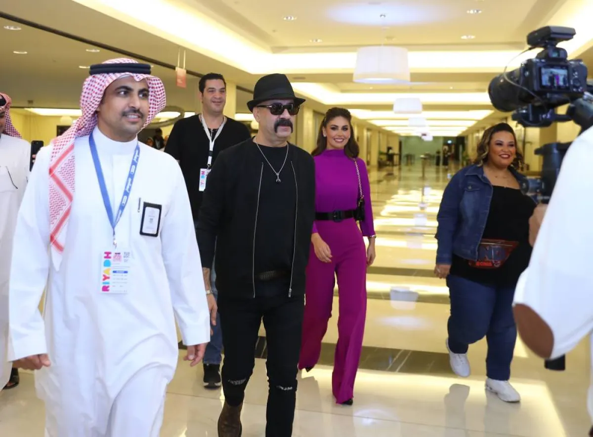 4اللمبي وفريق مسرحية اللمبي في الجاهلية قبل دخول قاعة المؤتمر الصحفي