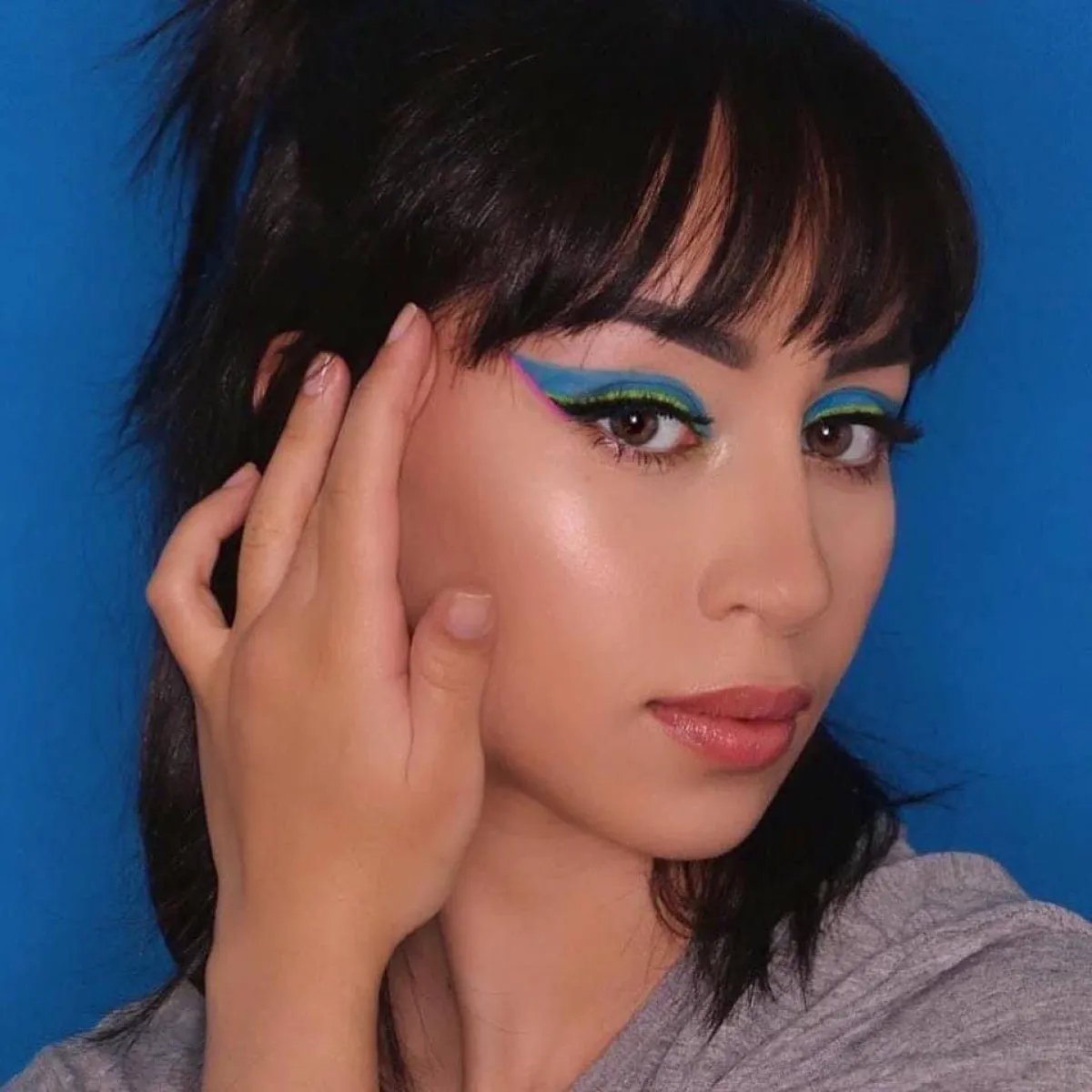 مكياج عيون غرافيكي بظلال العيون الأزرق والأخضر