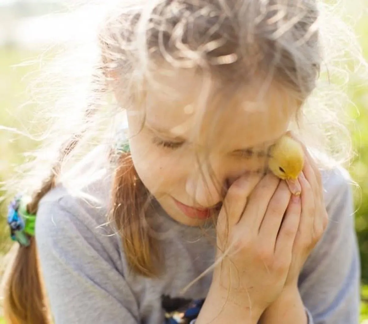 صورة لطفلة تبحث عن الأمل