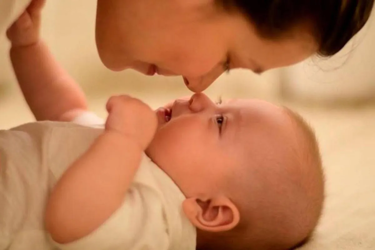 صورة لأم ورضيعها