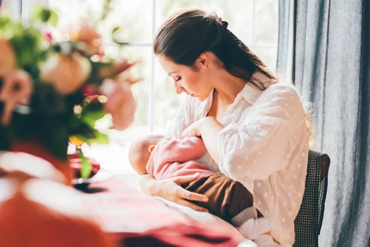 صورة لأم ترضع مولودها