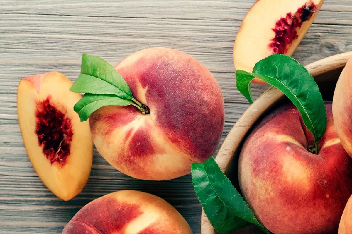 فوائد صحية منوّعة للخوخ الأحمر للنساء