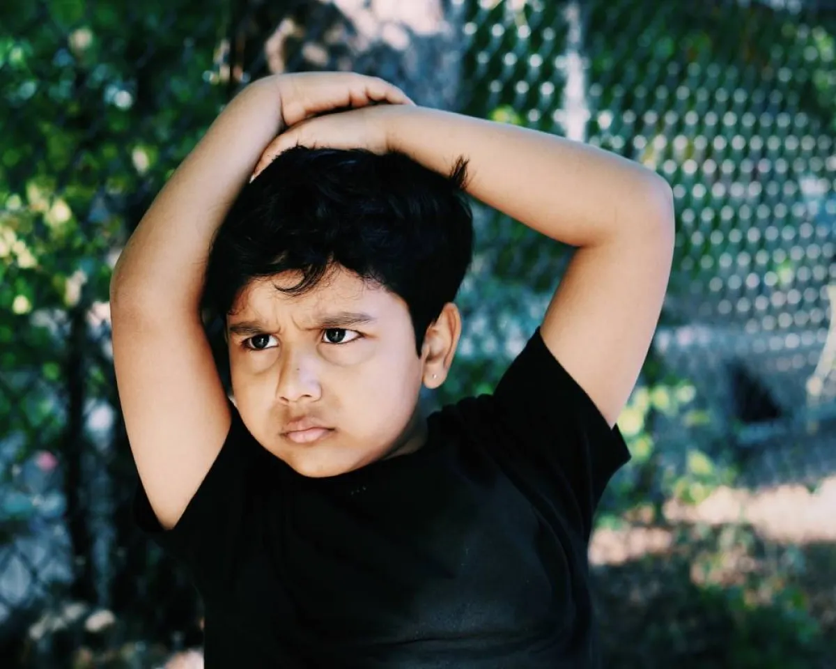 طفل يفكر في تصرفه