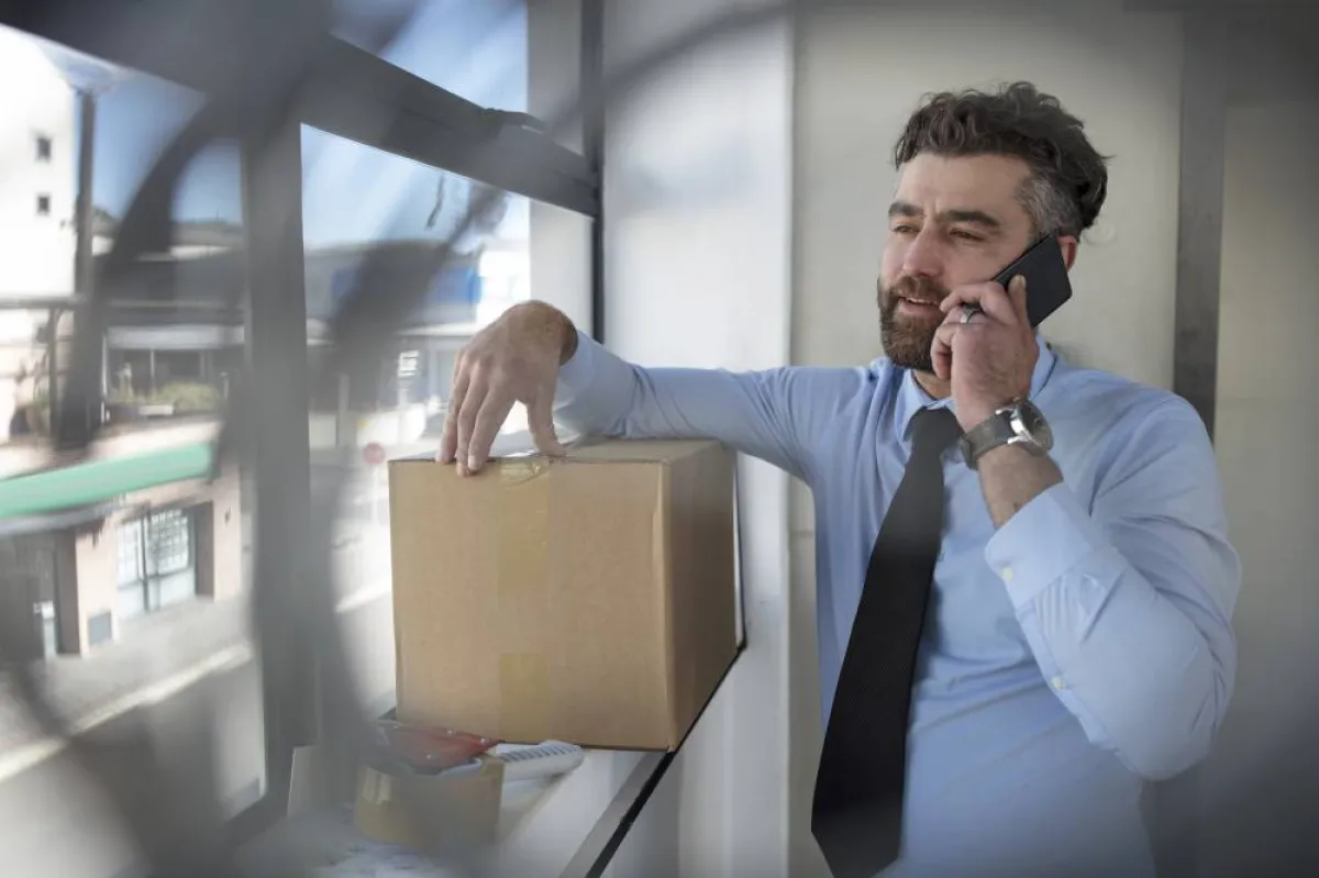 الشخص الغامض يتحدث بطريقة مستترة