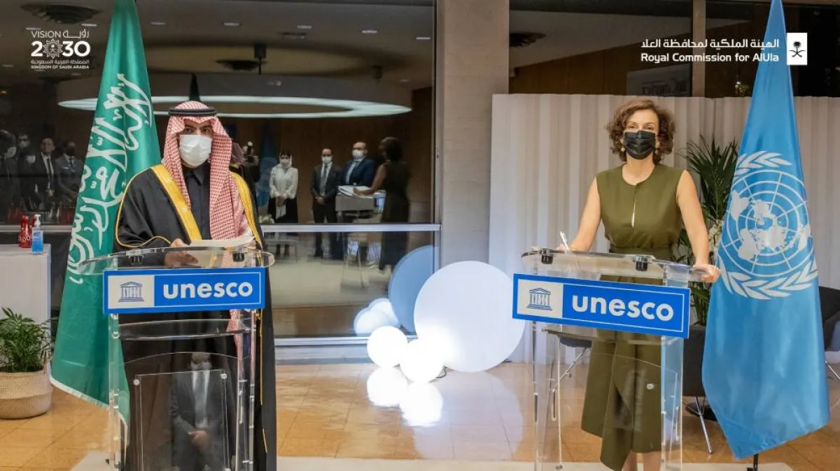 توقيع اتفاقية بين اليونسكو ووزير الثقافة السعودي- الصورة من حساب الهيئة الملكية للعلا على تويتر