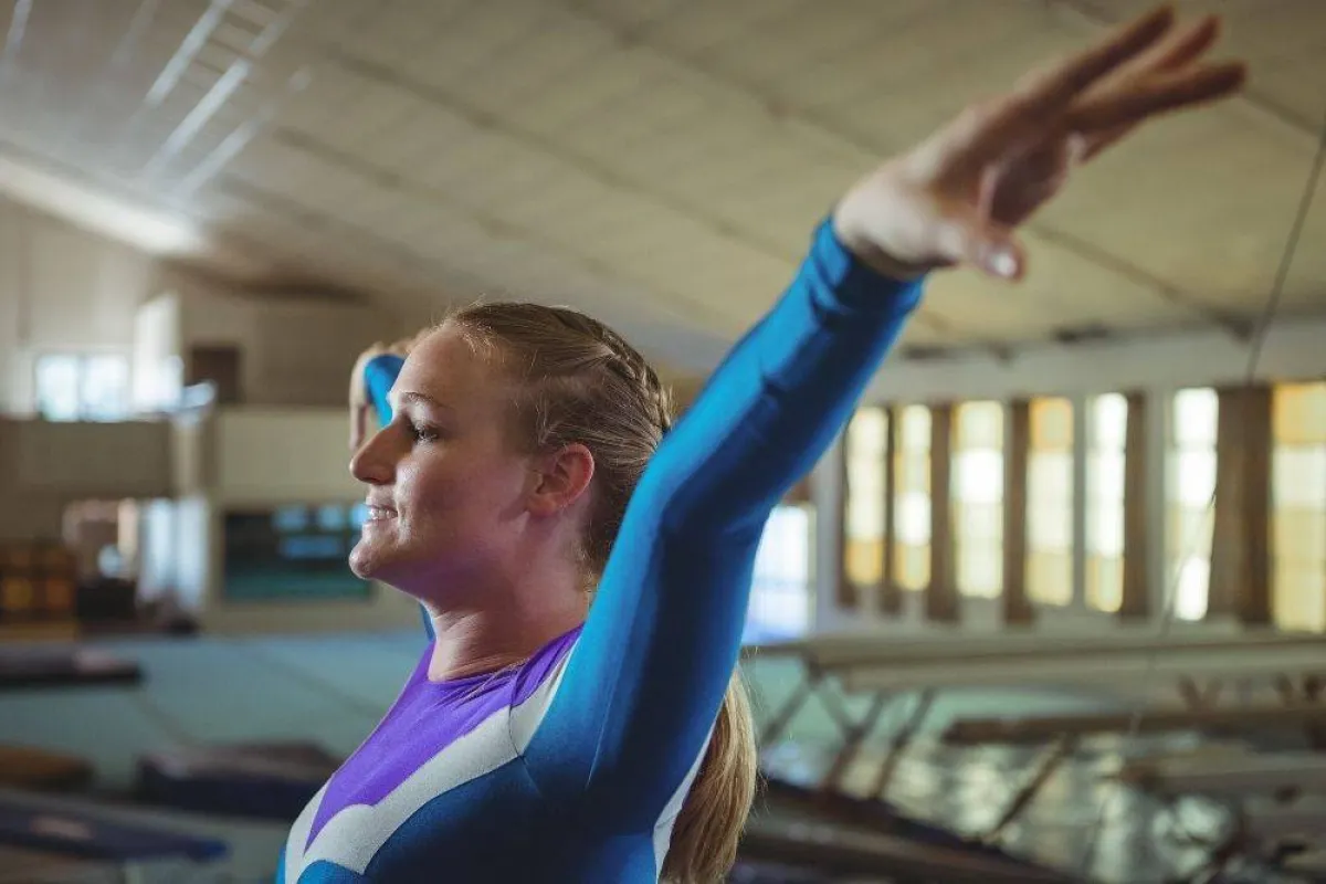 صورة توضح لفتاة تمارس الرياضة