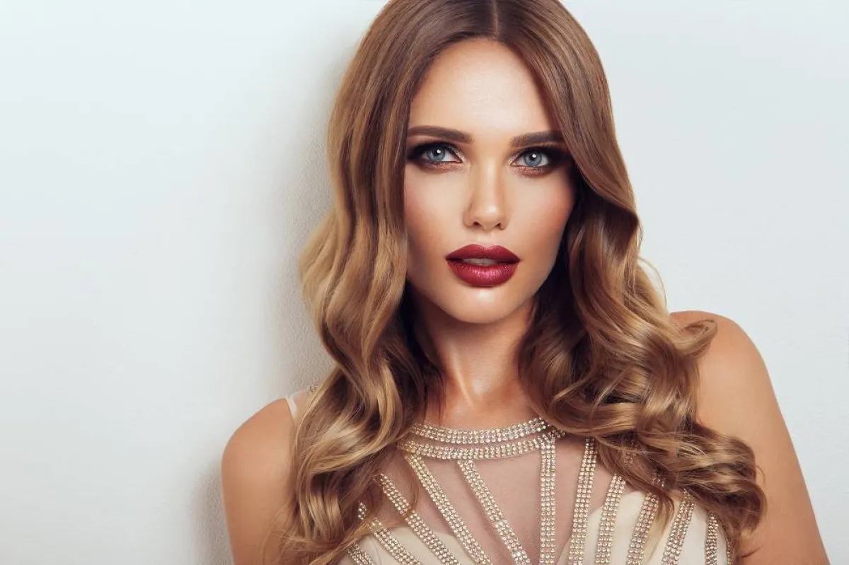 كيفية وضع أحمر الشفاه الداكن 