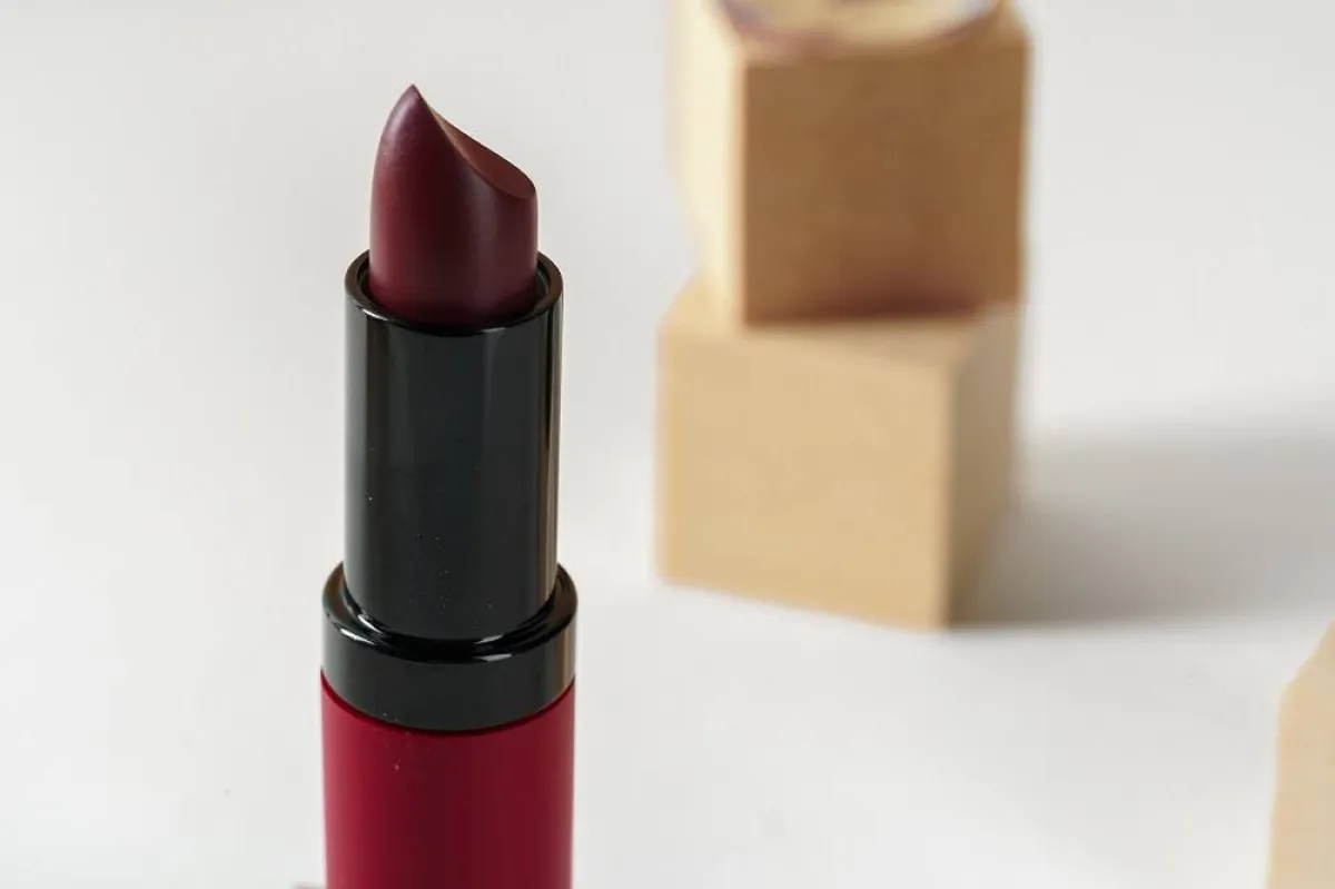 كيفية وضع أحمر الشفاه الداكن 