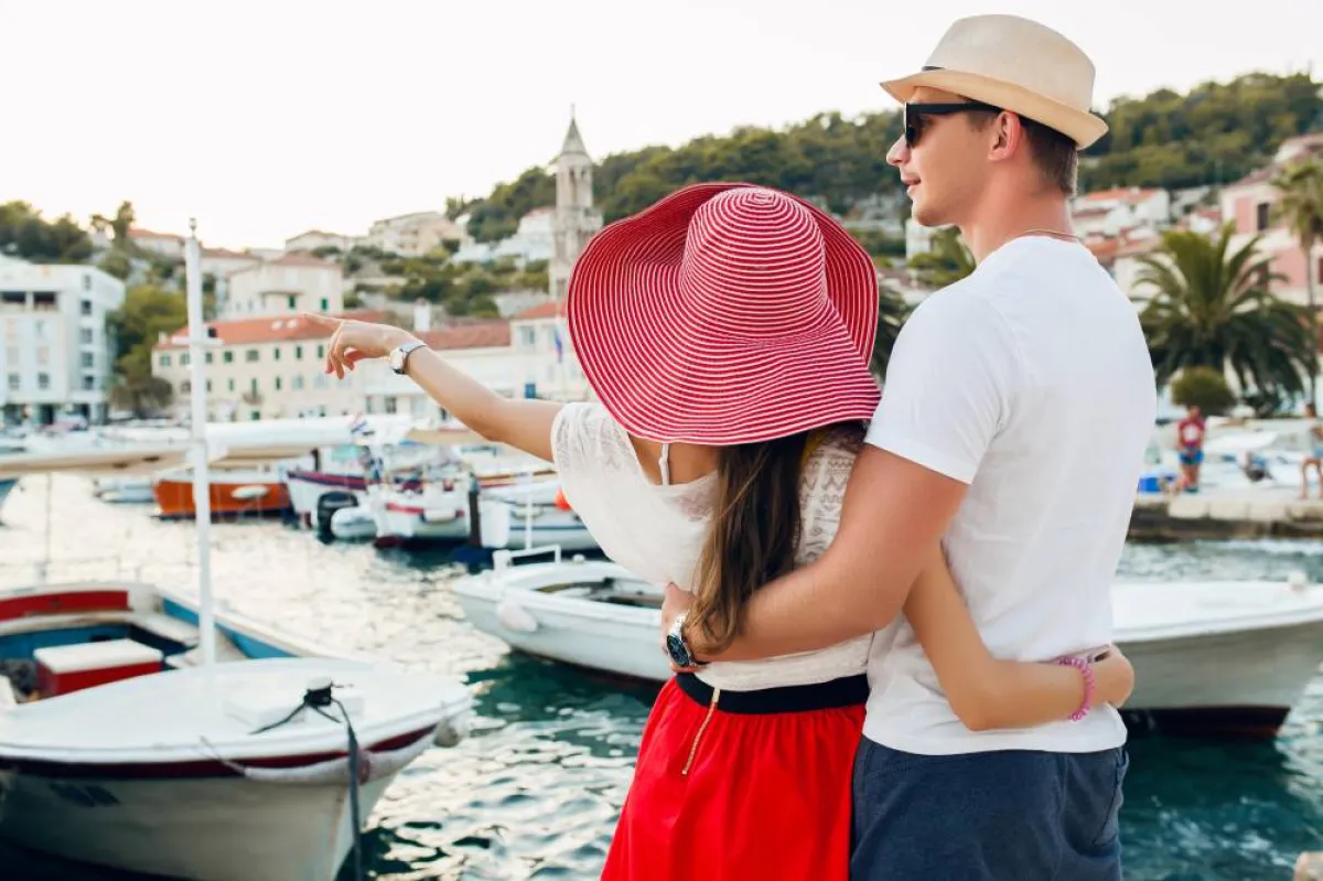 يحلو الاستمتاع بالوجهة السياحية والتعرف على المواقع المختلفة داخلها