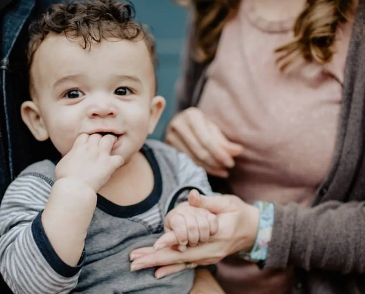 صورة لطفل تظهر عليه بعض الأعراض لمرحلة ما بعد الفطام