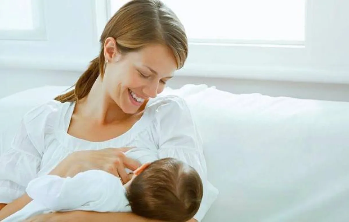 صورة لأم ترضع طفلها