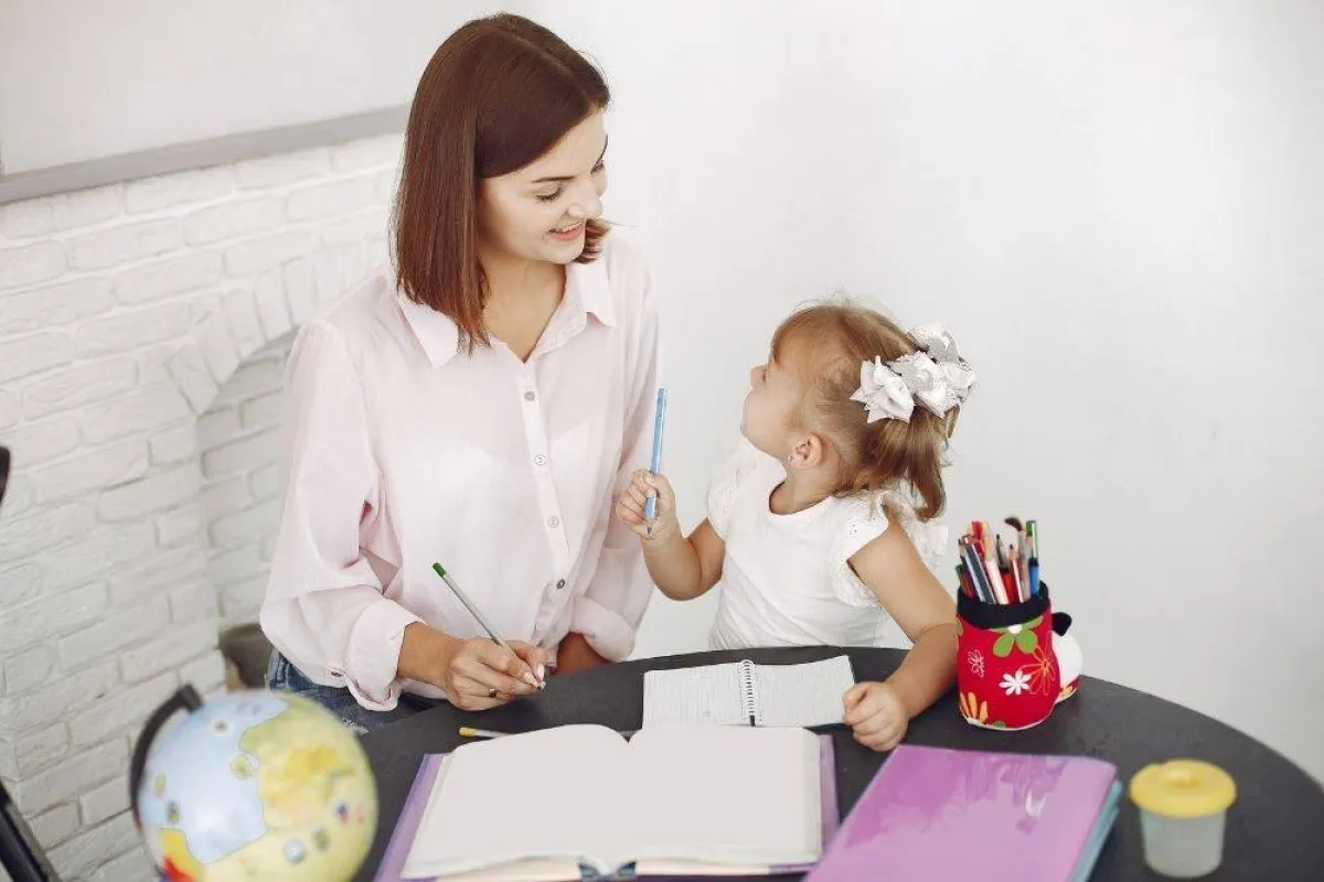 صورة لطفلة تحاكي أمها