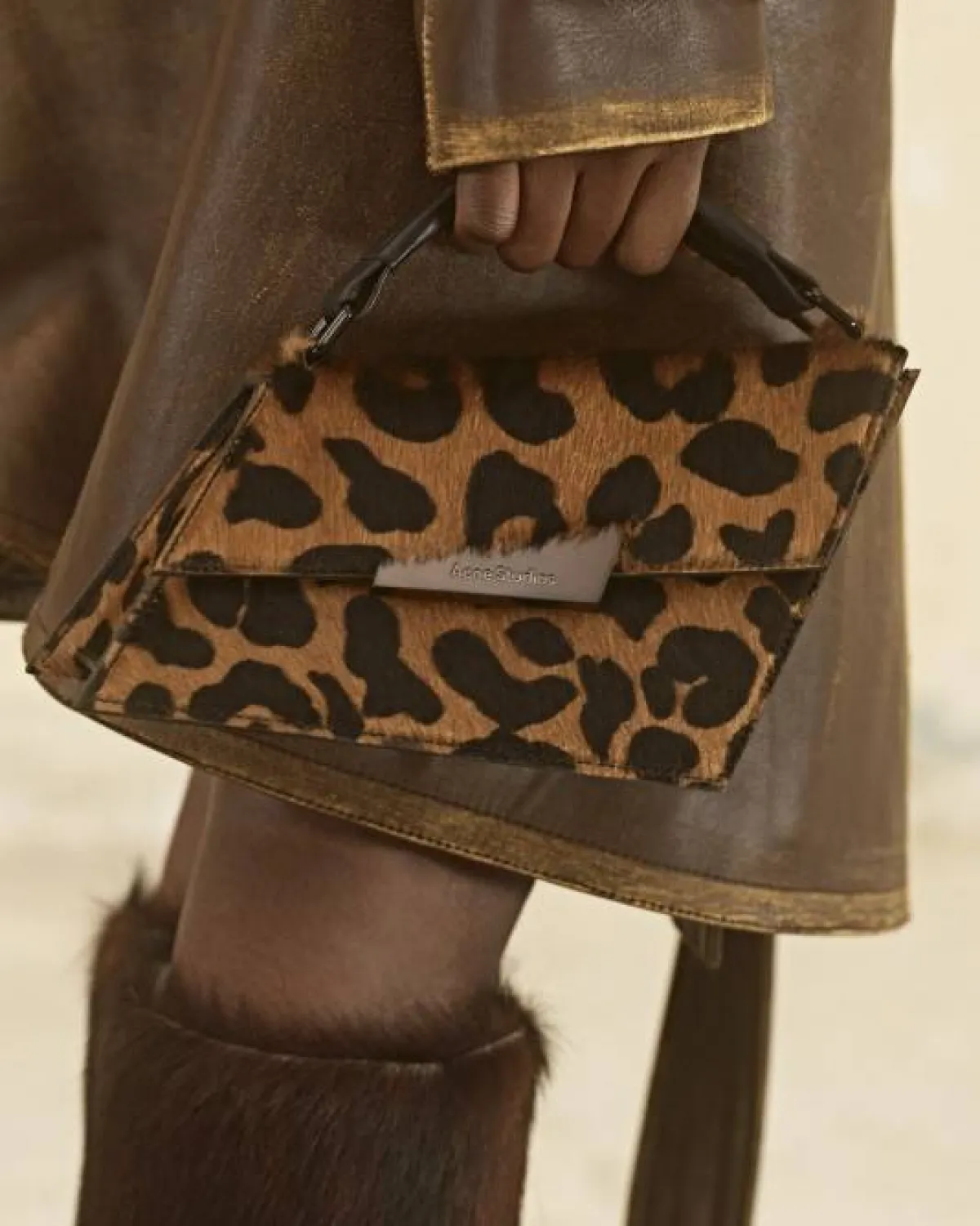 حقيبة يد صغيرة بتصميم هندسي جذاب من جلد النمر 