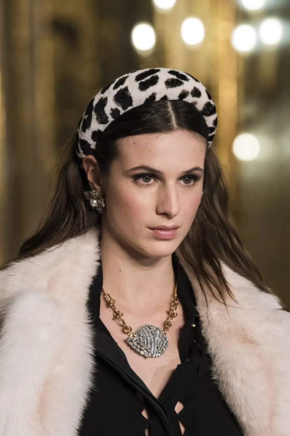طوق شعر عريض بتصميم مستوحى من جلد الفهد باللونين الأبيض والأسود
