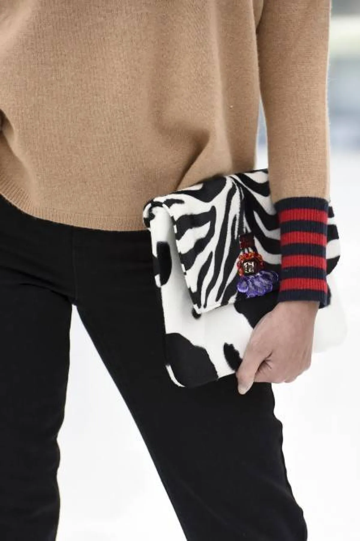 حقيبة يد مستطيلة بتصميم مستوحى من جلد الحمار الوحشي 