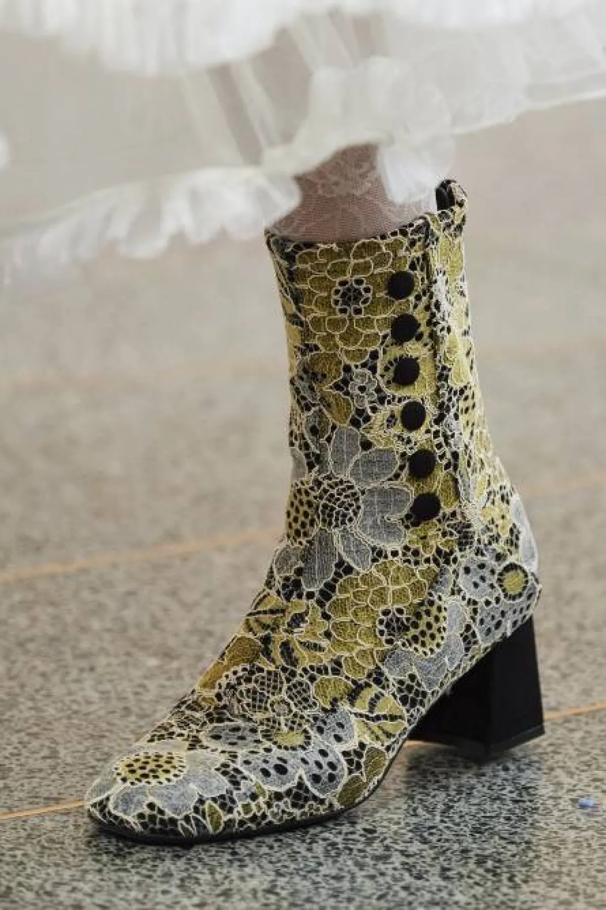 بوت برقبة قصيرة وكعب عريض قصير بتصميم مستوحى من جلد الثعبان مع الورود المطبعة