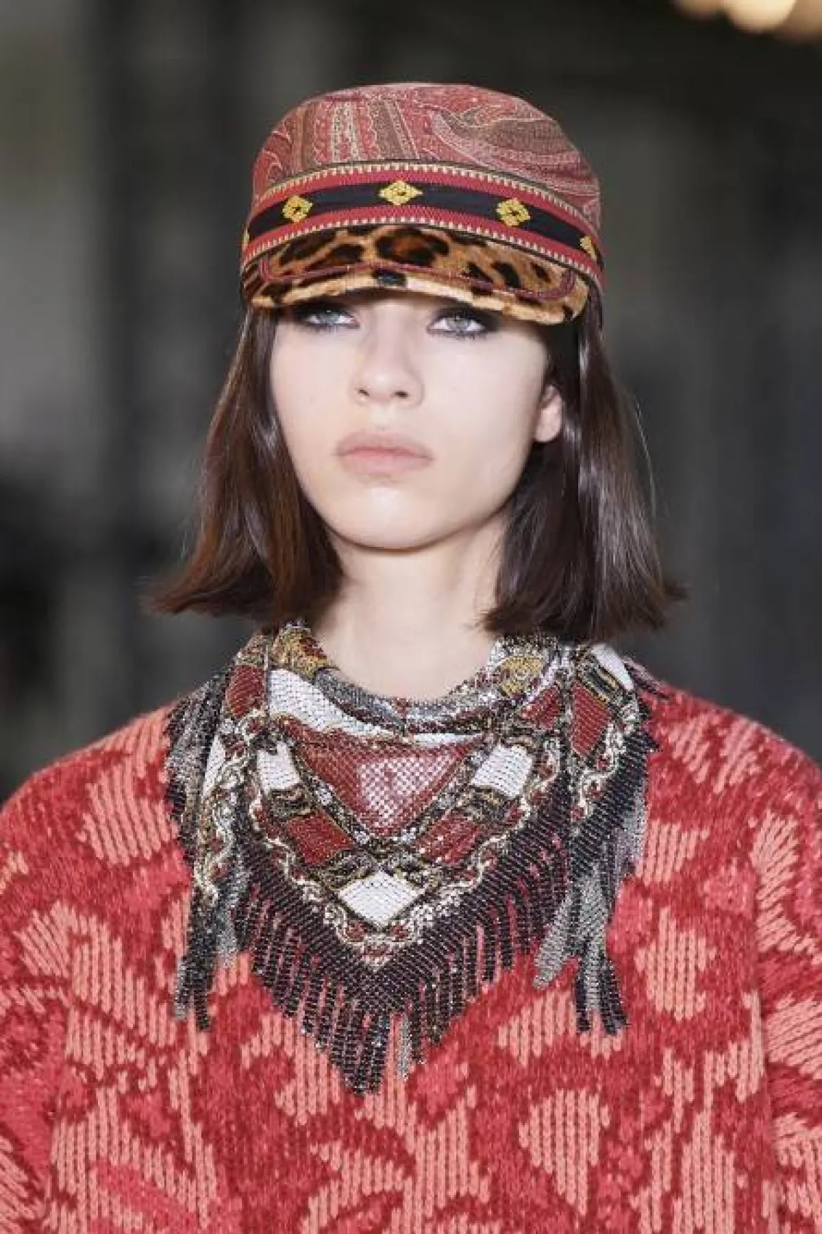 قبعة بدرجات اللون البني بتصميم مستوحى من جلد النمر