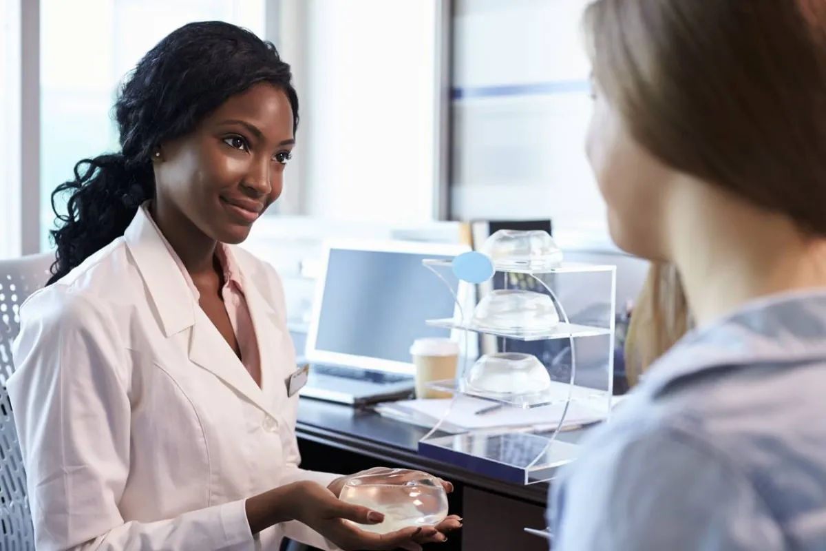 صورة لامرأة عند طبيبة التجميل