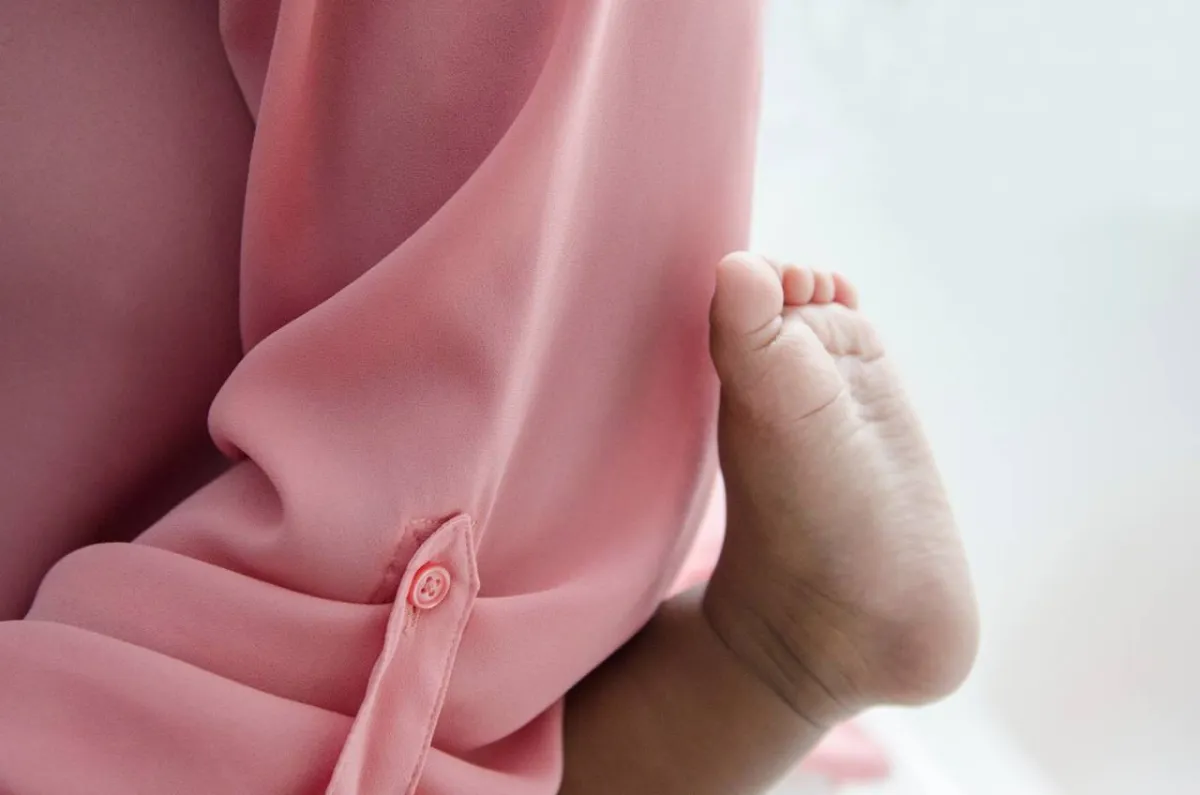 صورة لأم ترضع مولودها