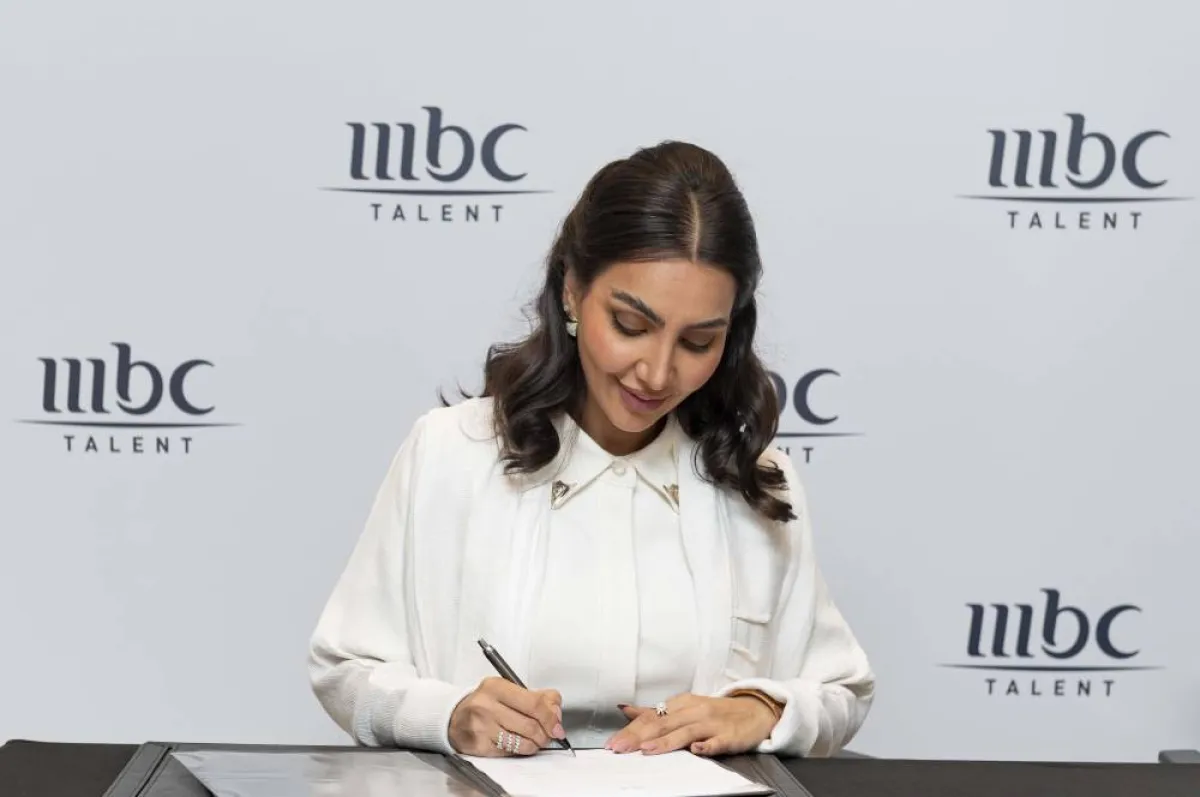 هبة الحسين خلال توقيع انضمامها لـmbc - الصورة من المسؤول الإعلامي لمجموعة الـmbc