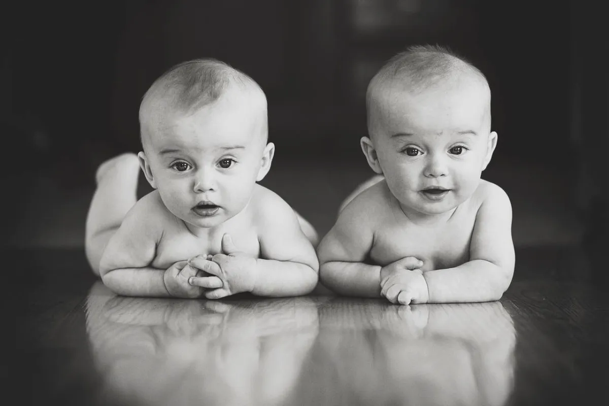 صورة لتوأم يثرثران