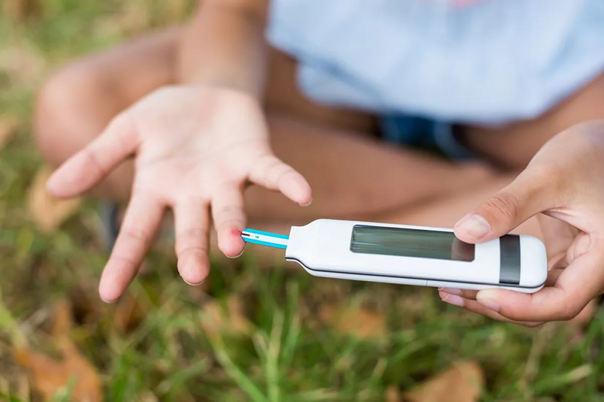 صورة لطفل يعاني من السكري 