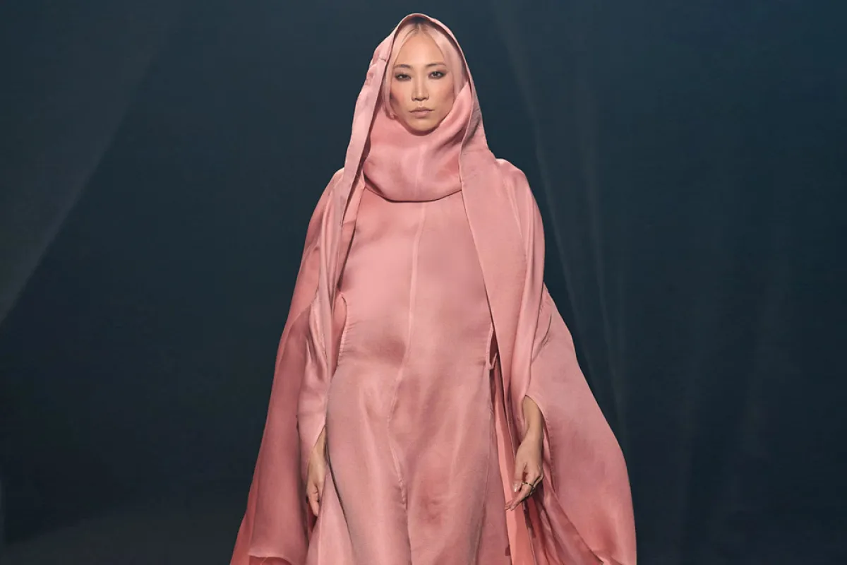 زي من ماركة البير الباز يتميز بغطاء على الرأس 