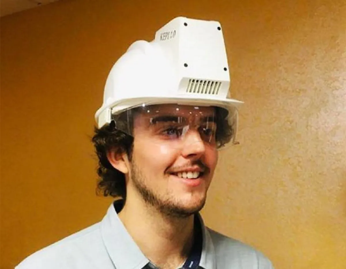 صورة أول خوذة مكيفة بالعالم 