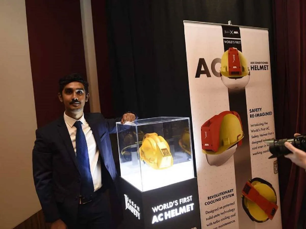 صورة الخوذة بجناح الهند في إكسبو 2020