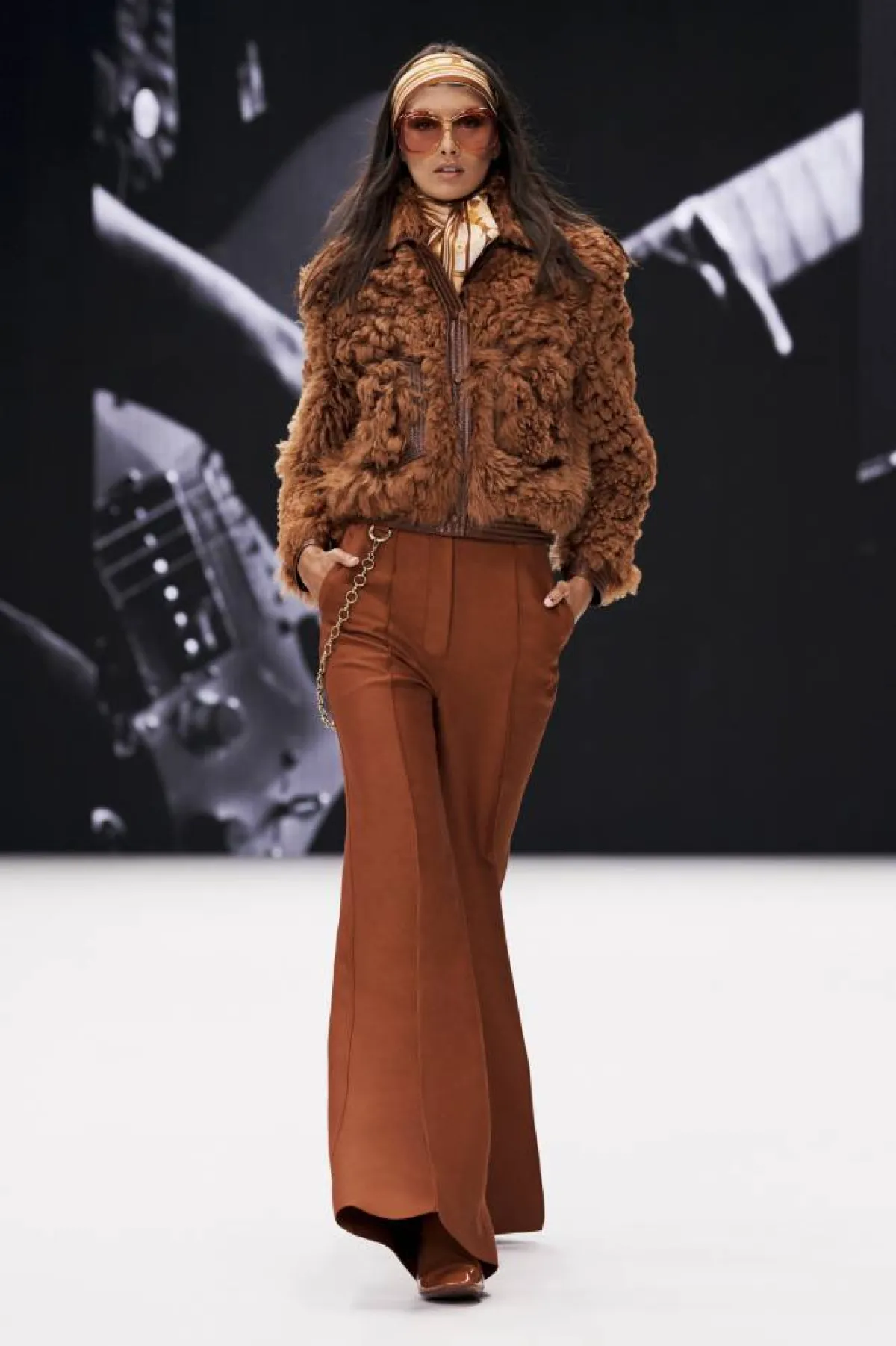 طرق تنسيق الجاكيت الفرو