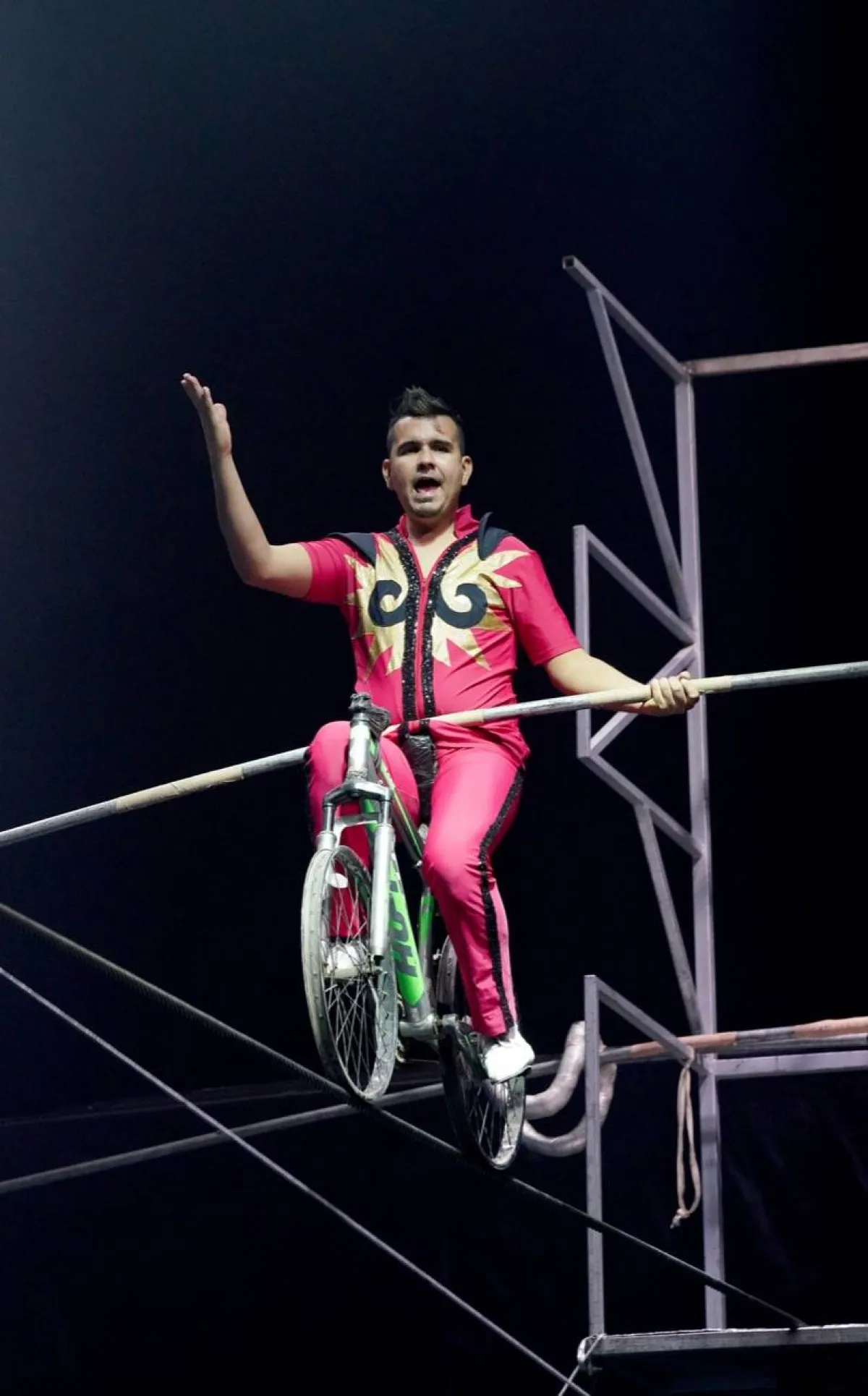 عروض بهلوانية ضمن سيرك ونتر وندرلاند