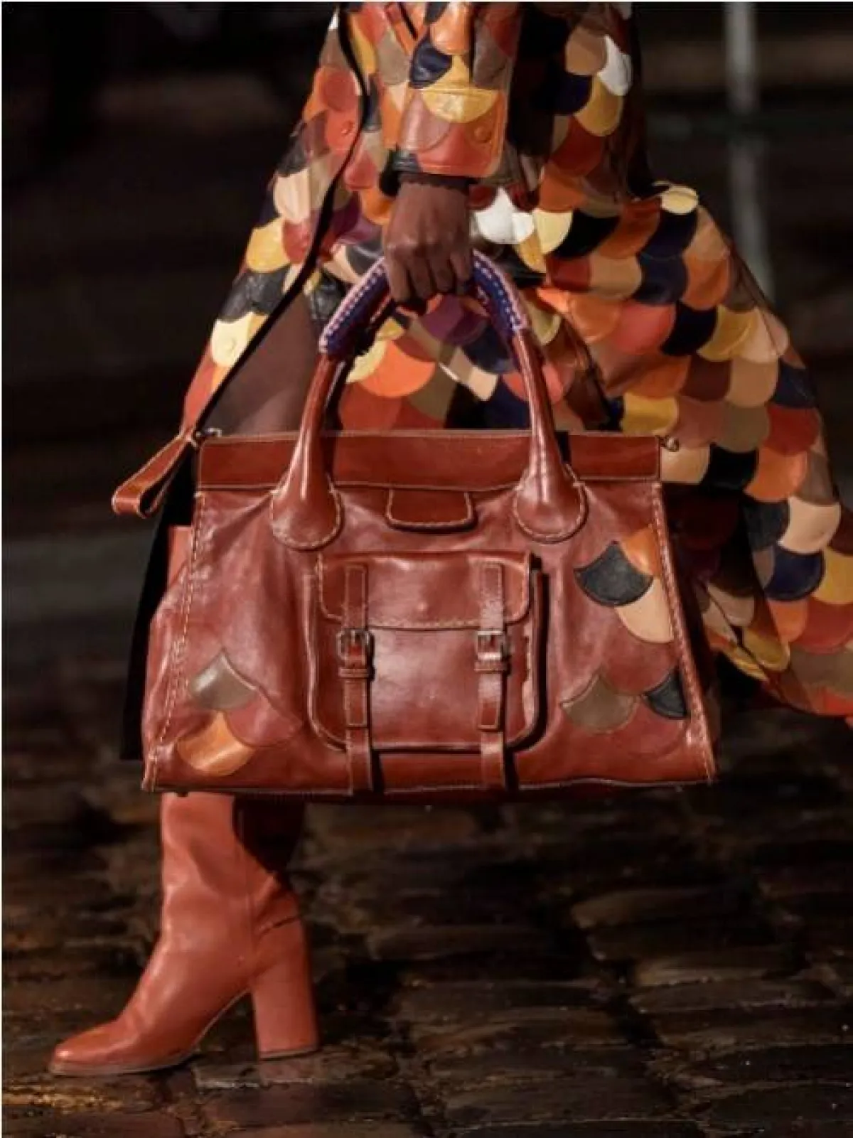 جزمة عالية مع فستان منقوش من كلوي Chloé