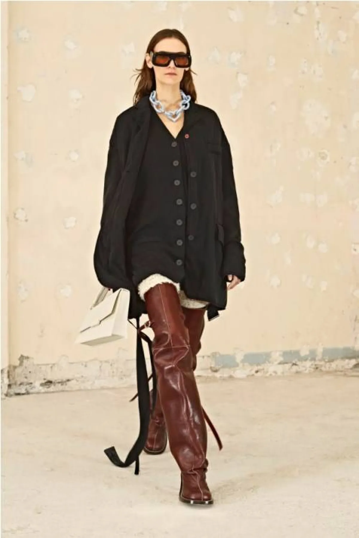 جزمة مع كعب مسطّح من أكني  Acne