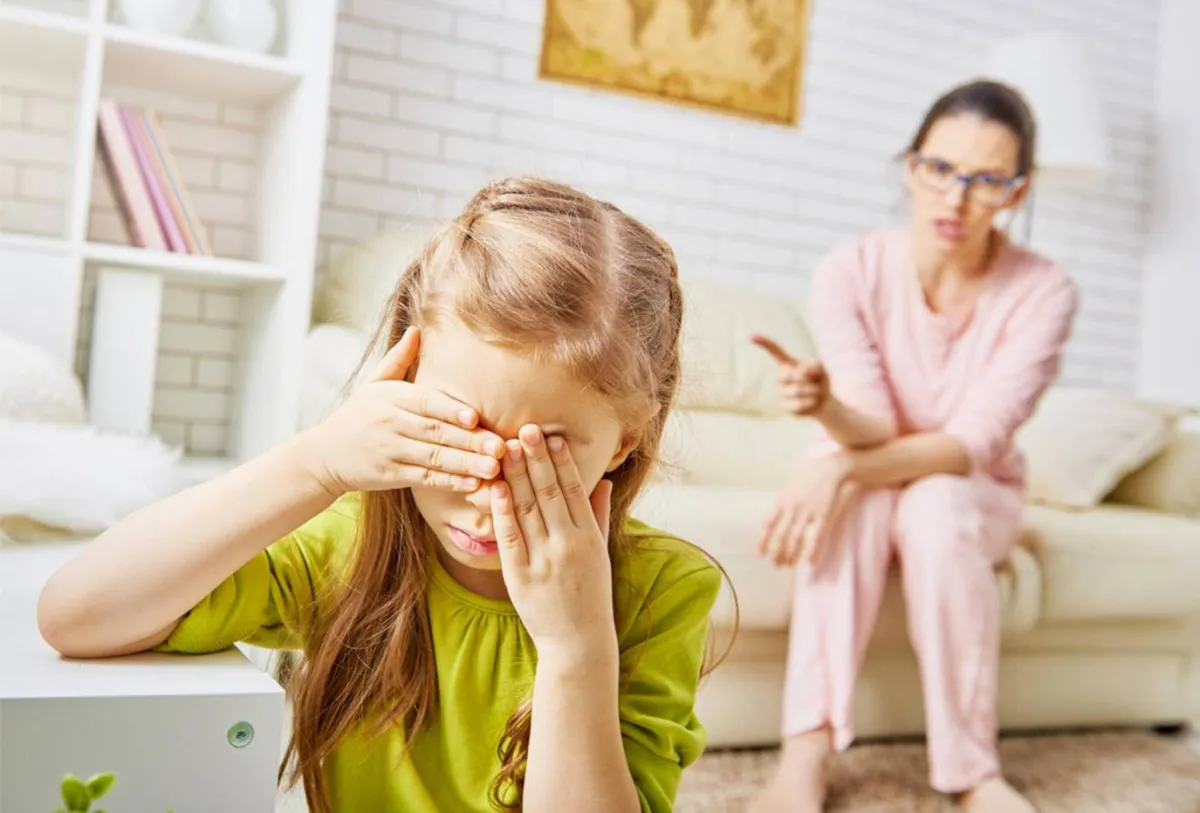 صورة لأم تعاقب طفلتها