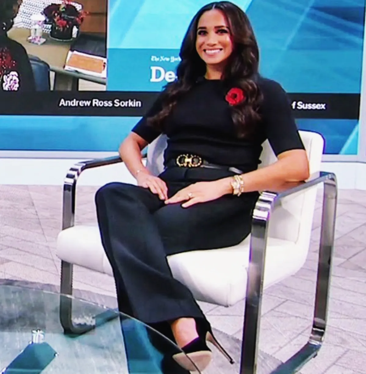 ميغان ماركل ترتدي طقماً اسود وزينته بمشبك يجسد وردة حمراء