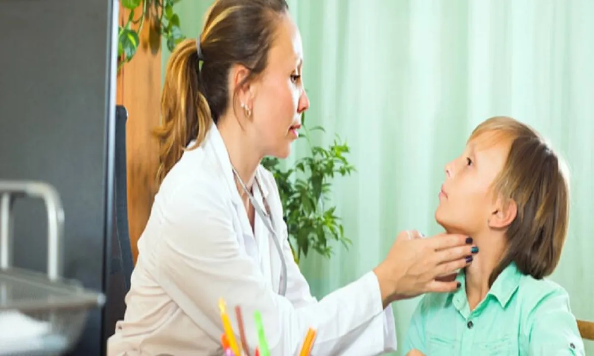 صورة لطبيبة تقوم بالفحص السريري للطفل