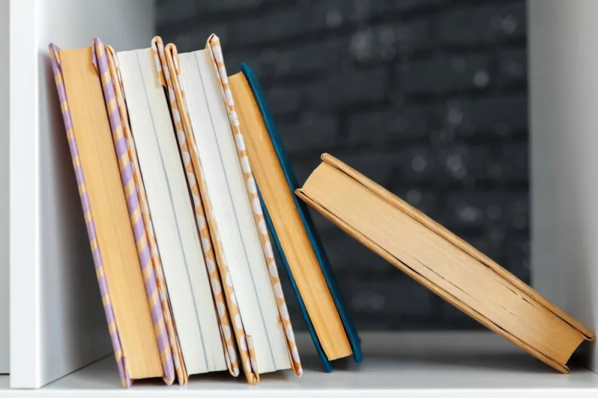 ترتيب الكتب المكدسة 